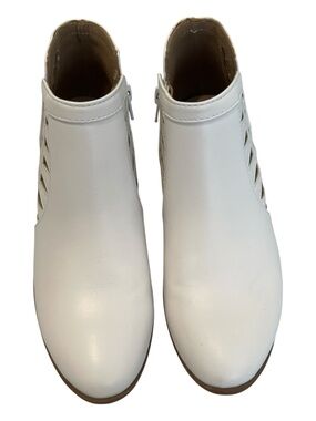 Soda Size 6 White Faux Leather Cutout Ankle Boots with Side Zipper EUC Worn 3x